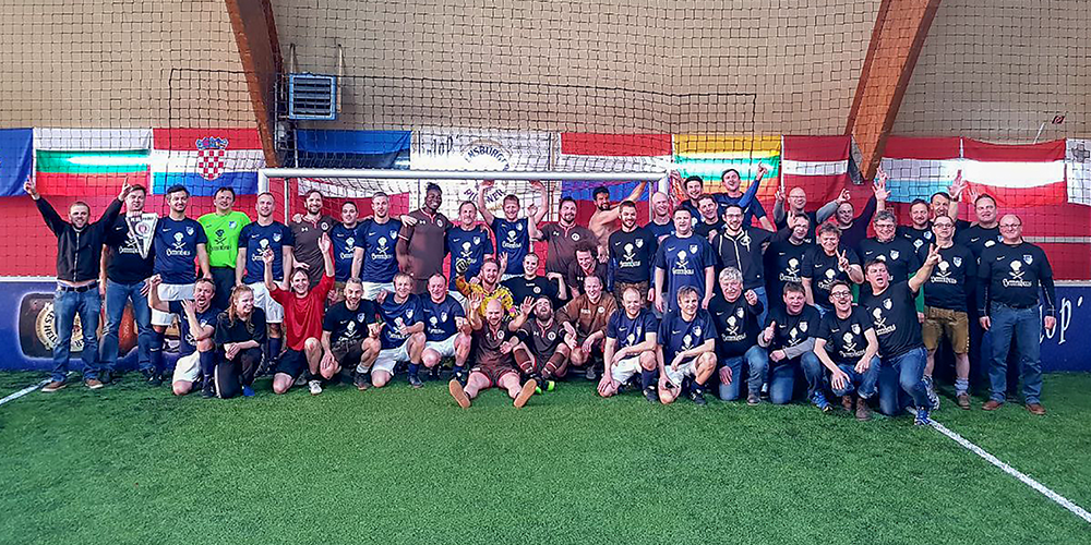 Alle Spieler des TSV Babensham und des St. Pauli