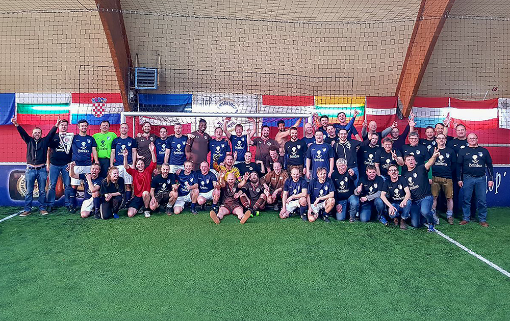 Alle Spieler des TSV Babensham und des St. Pauli