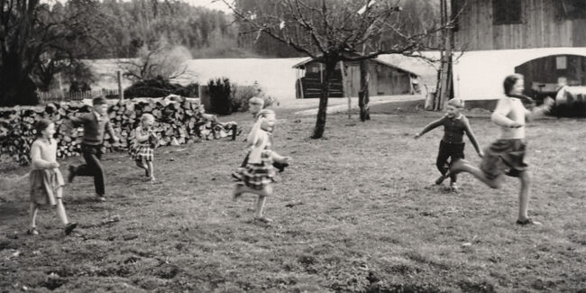 Spielende Kinter, schwarz weiß