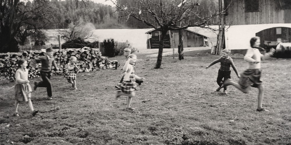 Spielende Kinter, schwarz weiß